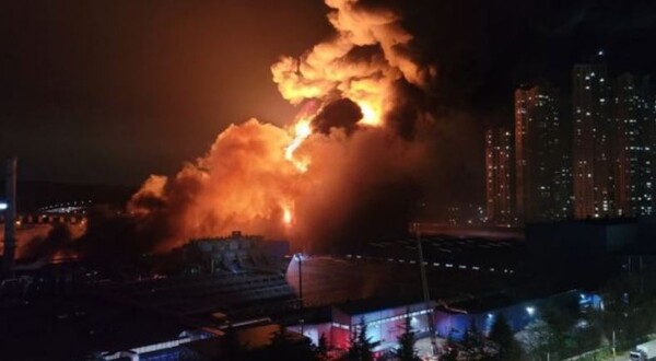 12일 밤 발생한 한국타이어 대전공장 화재가 12시간 가까이 진화되지 않고 있다. (사진=한국타이어 대전 공장에서 화재가 발생한 모습 / 독자 제공)