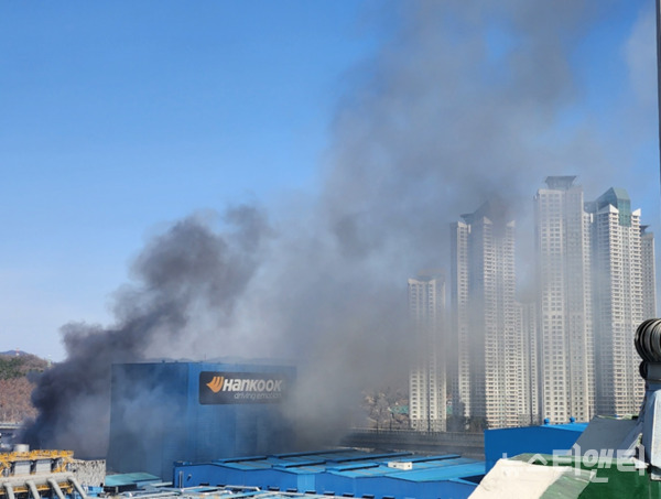 13일 낮 한국타이어 대전공장 화재로 인한 연기가 인근 아파트 단지로 번지고 있다. / 뉴스티앤티