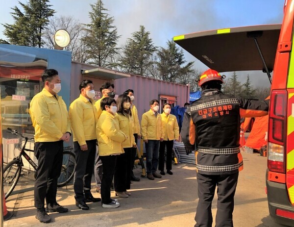 대덕구의회는 13일 화재가 발생한 한국타이어 대전공장을 긴급 방문해 현장 상황을 살피고, 소방당국 등 관계자들을 격려했다. / 대덕구의회 제공