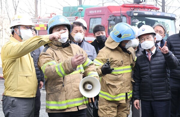 이장우 대전시장과 이정식 고용노동부 장관은 13일 한국타이어 대전공장 화재 현장을 찾아 진화상황을 보고 받고, 제2공장 화재 현장을 직접 살폈다. / 대전시 제공