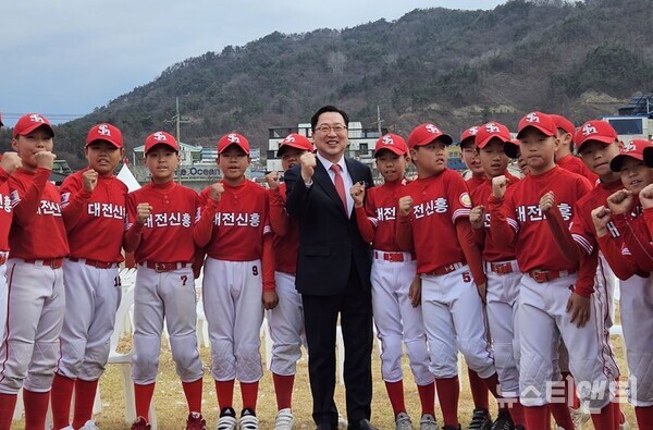 22일 대전베이스볼드림파크 기공식이 열린 가운데 이장우 대전시장이 신흥초등학교 야구부와 화이팅을 외치고 있다.