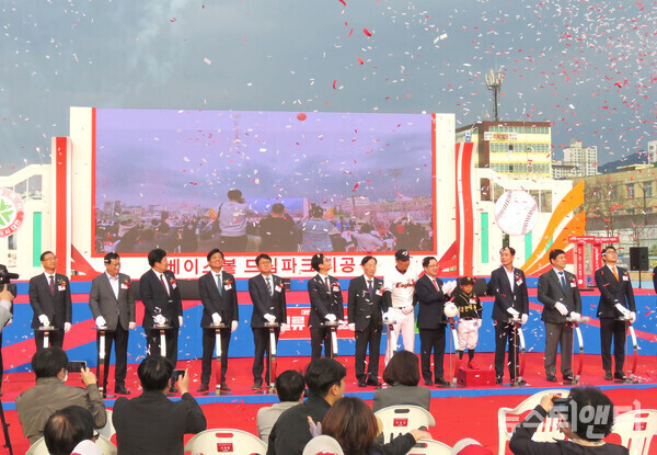 대전의 새 야구장인 베이스볼 드림파크 건립의 첫삽을 떴다. (사진=22일 중구 부사동 한밭운동장 야구장 건립 부지에서 열린 베이스볼 드림파크 기공식 / 뉴스티앤티)