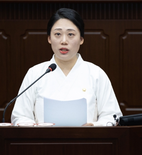 대전 서구의회는 23일 제275회 임시회 제1차 본회의에서 더불어민주당 서다운 의원이 발의한 윤석열 정부의 굴욕적·반역사적 '강제동원 해법' 철회 및 일본 정부와 기업의 사죄와 배상 촉구 결의안을 채택하고 출석의원 과반의 찬성으로 가결되었다고 밝혔다. / 대전 서구의회 제공