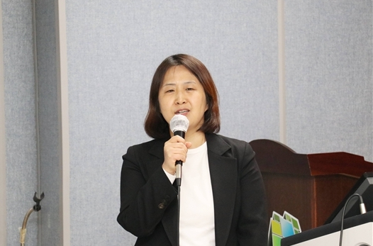 더불어민주당 충남도당은 지난 24일 오후 2시 천안축구센터에서 천안이산경실련과 함께 '국민의 건강권 보호를 위한, 지방 공공의료인력 확보 방안'이라는 주제로 제1회 민생톡톡 정책토론회를 개최한 가운데, 남은경 경실련 사회정책국장이 지역의료격차와 의대정원 확대방안에 대한 발제를 하고 있다. / 더불어민주당 충남도당 제공