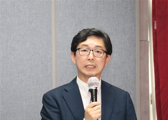 더불어민주당 충남도당은 지난 24일 오후 2시 천안축구센터에서 천안이산경실련과 함께 '국민의 건강권 보호를 위한, 지방 공공의료인력 확보 방안'이라는 주제로 제1회 민생톡톡 정책토론회를 개최한 가운데, 박지훈 공주대 기획처장이 공공의대 설립의 필요성에 대해 발제를 하고 있다. / 더불어민주당 충남도당 제공