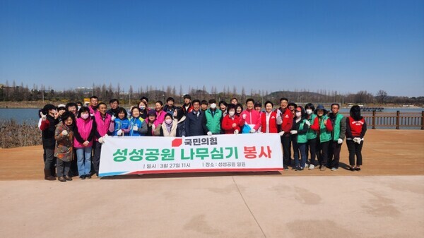 국민의힘 충남도당과 천안을 당원협의회 '함께하는 봉사단'은 지난 27일 천안시 서북구 성성동 성성호수공원 주변 꽃길 가꾸기 행사의 일환으로 영산홍 1000여 그루를 식목하는 행사를 진행했다고 밝혔다. / 국민의힘 천안을 당원협의회 제공