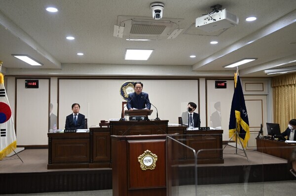 대전 중구의회는 29일 제249회 임시회 제2차 본회의를 끝으로 6일간의 이번 회기 일정을 모두 마무리한 가운데, 윤양수 의장이 폐회사를 하고 있다. / 대전 중구의회 제공