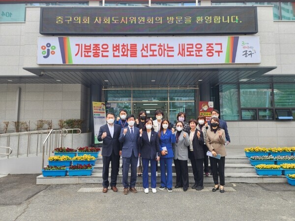 대전 중구의회 사회도시위원회는 지난 28일 제249회 임시회 기간 중 지역현안과 관련된 현장 방문을 실시한 가운데, 첫 번째 행선지로 중구보건소를 방문하여 최근 리모델링을 마친 청사 현장을 시찰하고 교체대상인 의료장비를 점검하고 있다. / 대전 중구의회 제공