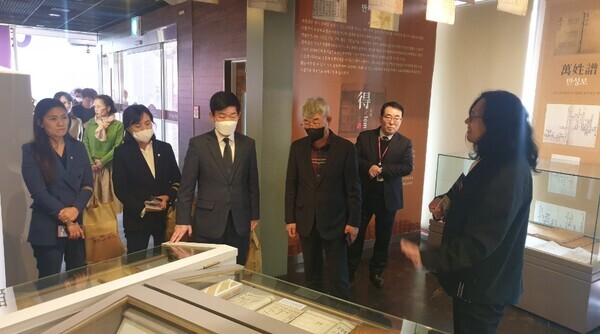 대전 중구의회 사회도시위원회는 지난 28일 제249회 임시회 기간 중 지역현안과 관련된 현장 방문을 실시한 가운데, 효문화관리원을 방문해 관련 사업 계획 및 진행 현황을 보고받고, 시설 활성화 및 관광객 유치를 위한 신규 사업 개발 필요성을 당부했다. / 대전 중구의회 제공