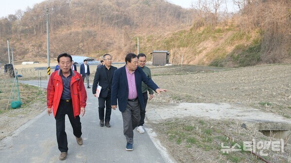 최민호 세종시장(오른쪽)이 1일  소정면 고등1리에서 주민들과 고려산 등산로 진입도로 현장을 둘러보고 있다. / 세종시 제공