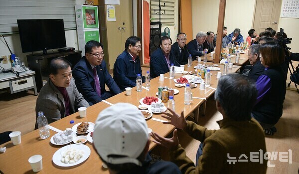 최민호 세종시장(왼쪽 네 번째)이 3월 31일 소정면 대곡1리 마을회관에서 주민들과 소통하고 있다. / 세종시 제공