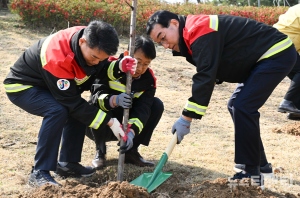 대전 중구는 지난 31일 선화동 양지근린공원에서 '제78회 식목일 나무심기 행사'를 개최했다고 밝혔다. (사진=김광신 구청장(오른쪽 첫번째)이 나무를 심고 있다. / 중구 제공)