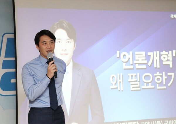 더불어민주당 충남도당은 지난 3일 오후 7시 천안 축구센터 다목적홀에서 '홍보소통위원회 발대식'과 함께 박주민-한준호 국회의원 토크콘서트를 개최한 가운데, 한준호 중앙당 홍보위원장이 언론개혁을 주제로 이야기를 하고 있다. / 더불어민주당 충남도당 제공