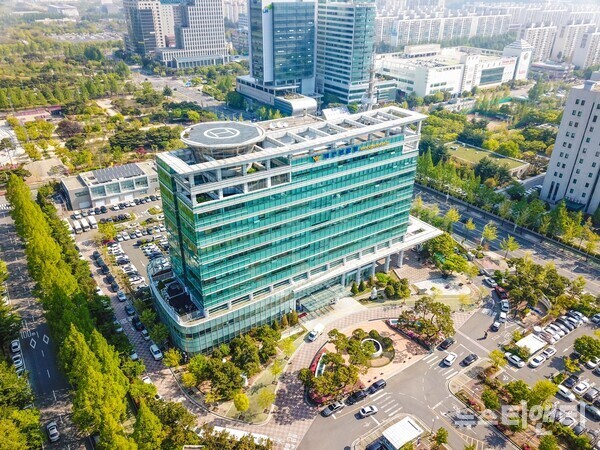 대전경찰청은 6일 상습적으로 교통사고를 조작해 보험금을 타낸 보험사 대물 보상담당 30대 남성 A 씨를 검찰에 구속 송치했다고 밝혔다. (사진=대전청사 / 뉴스티앤티DB)