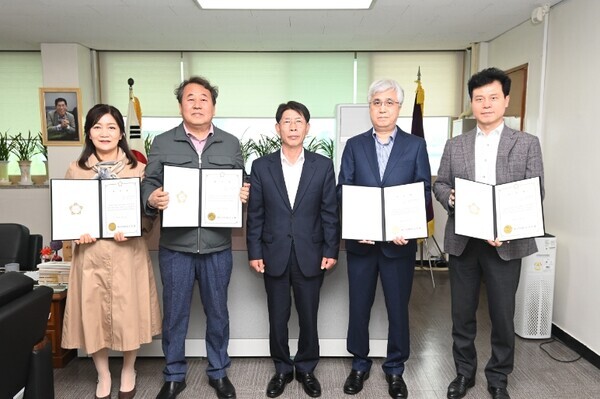 대덕구의회는 6일 의장실에서 2022회계연도 결산검사위원 위촉식을 진행했다. / 대덕구의회 제공