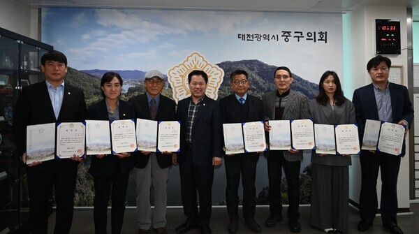 대전 중구의회는 7일 의회 의장실에서 2022회계연도 결산검사위원 위촉식을 개최했다(사진 왼쪽부터 오은규 의원, 김선옥 의원, 백광전 대전중앙신협 감사, 윤양수 의장, 류수열 의원, 주영길 공인회계사, 임진성 세무사, 송우용 한밭대 교수). / 대전 중구의회 제공