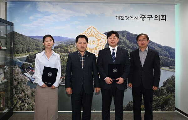 대전 중구의회는 10일 정책지원관 2명을 신규 임용했다고 밝혔다. / 대전 중구의회 제공