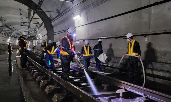대전교통공사는 봄철 기승을 부리는 미세먼지에 대비해 지하터널 물청소를 진행하고 있다고 11일 밝혔다. / 대전교통공사 제공