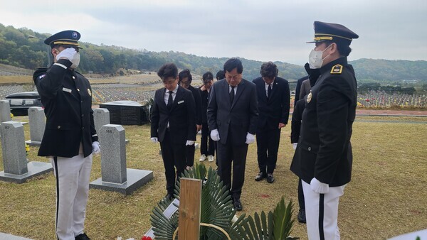 이은권 국민의힘 대전시당위원장은 11일 국립대전현충원에 안장된 황기환 애국지사 묘역을 참배했다. / 국민의힘 대전시당 제공