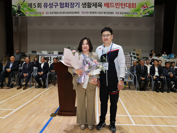 유성구의회는 지난 9일 더불어민주당 이명숙(초선, 전민동·구즉동·관평동) 의원이 유성종합스포츠센터에서 열린 '제5회 유성구협회장기 배드민턴 대회'에서 유성구배드민턴협회 회원들로부터 공로패를 수상했다고 밝혔다. / 유성구의회 제공