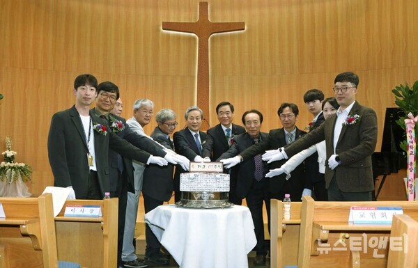 한남대가 12일 정성균선교관에서 개교 67주년 기념 행사를 개최한 가운데 구성원 대표들이 개교기념 떡케익 커팅식을 하고 있다. 