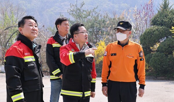 대전시는 최근 대형산불로 특별재난지역으로 선포된 서구 산직동 일원의 지적측량수수료를 최대 100%까지 차등 감면한다고 13일 밝혔다. (사진=​​​​​​​지난 3일 대전 서구 산직동 산불 화재현장을 살펴보는 이장우 대전시장 / 대전시 제공)