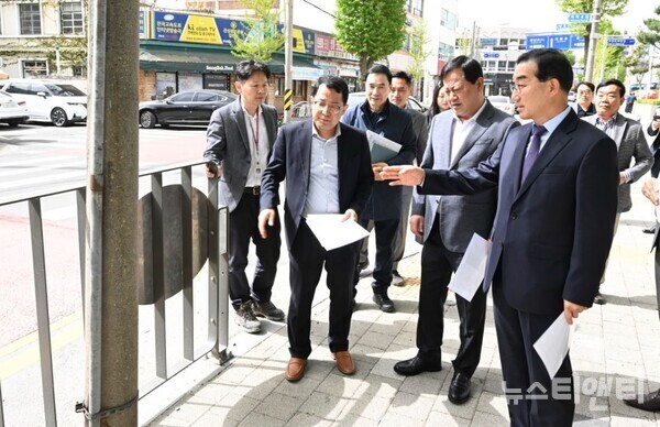 이은권 국민의힘 중구당협위원장과 김광신 중구청장은 13일 중구 소재 선화초등학교, 중촌초등학교의 어린이보호구역 교통 안전시설 및 어린이 통학로를 긴급 점검했다.(사진=오른쪽부터 김광신 청장, 이은권 위원장)