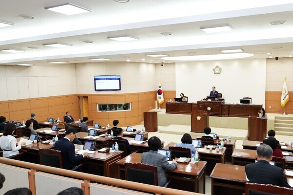 유성구의회는 14일부터 오는 26일까지 13일간 제262회 임시회를 개회하고, 2023년도 제1회 추가경정예산안 심사 및 구정질문·건의안·조례안 등 상정된 안건을 처리할 예정이라고 밝혔다. / 유성구의회 제공