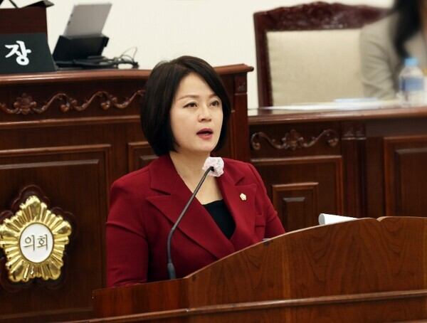 유성구의회는 14일 국민의힘 한형신 의원(의회운영위원장)이 제262회 임시회에서 5분 발언을 통해 송강마을1단지아파트 장애인 진입로 통행환경 개선을 촉구했다고 밝혔다. / 유성구의회 제공