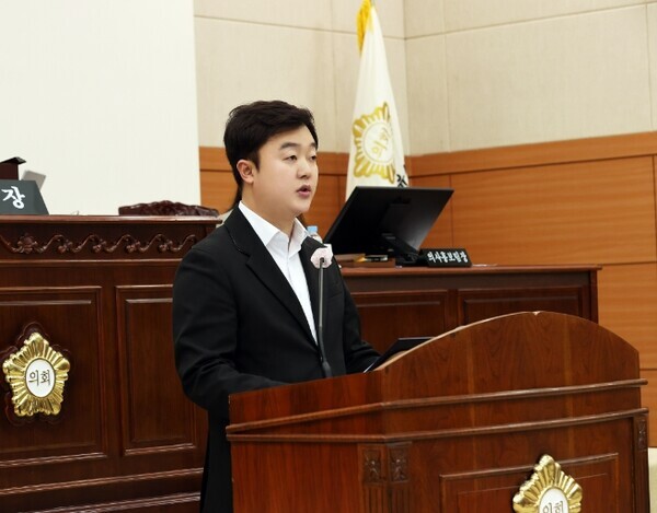 유성구의회는 14일 더불어민주당 박석연 의원이 제262회 임시회에서 ‘대전광역시 어린이 교통안전 지킴이 사업 재시행 촉구 건의안’을 대표 발의했다고 밝혔다. / 유성구의회 제공