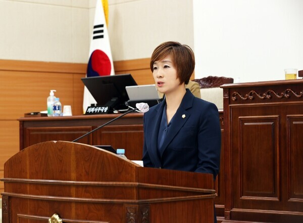 유성구의회는 14일 더불어민주당 김미희 의원이 제262회 임시회 제1차 본회의에서 구정질문을 통해 안전한 도시를 만들기 위한 유성구의 대응 방안에 대해 질의하고, 그 대안으로 (가칭)안전도시위원회 구성과 방재디자인의 활용 등 대안을 제시했다고 밝혔다. / 유성구의회 제공