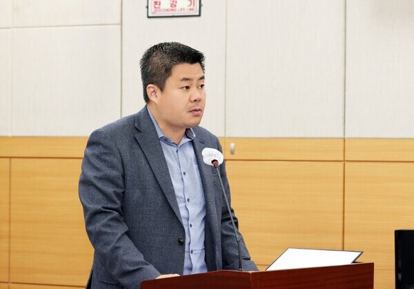 유성구의회는 17일 더불어민주당 송재만 의원(사회도시위원장)이 제262회 임시회 제1차 의회운영위원회에서 '대전광역시 유성구의회 교섭단체 구성과 운영에 관한 조례안'을 대표 발의했다고 밝혔다. / 유성구의회 제공