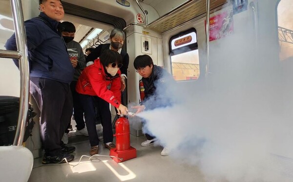 대전교통공사는 17일 대전맹학교 시각장애학생과 인솔교사를 초청해 판암차량기지에서 안전체험 행사를 가졌다. / 대전교통공사 제공