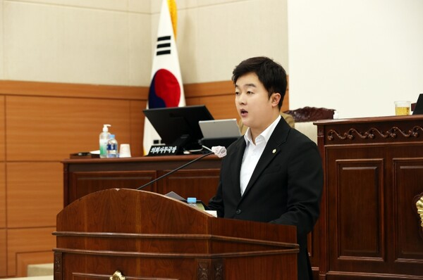 유성구의회는 지난 14일 더불어민주당 박석연 의원이 제262회 임시회 제1차 본회의에서 구정질문을 통해 지역의 현안문제 전반에 대해 질의했다고 밝혔다. / 유성구의회 제공