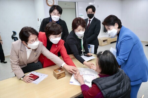 대전 서구의회는 18일 경제복지위원회 소속 의원들이 소관 집행부 공무원과 산직동 산불 피해에 따른 대응 방안 및 주요 현안 사업을 위한 의정간담회를 개최하고, 산불 발생지역 사회복지시설 입소자의 일상 회복 점검을 위해 현장방문을 진행했다고 밝혔다. / 대전 서구의회 제공