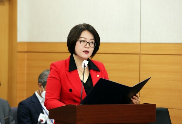 유성구의회는 18일 국민의힘 한형신(초선) 의원(의회운영위원장)이 제262회 임시회 제1차 행정자치위원회에서 주민참여예산제 활성화를 위한 제도 마련에 나섰다고 밝혔다. / 유성구의회 제공