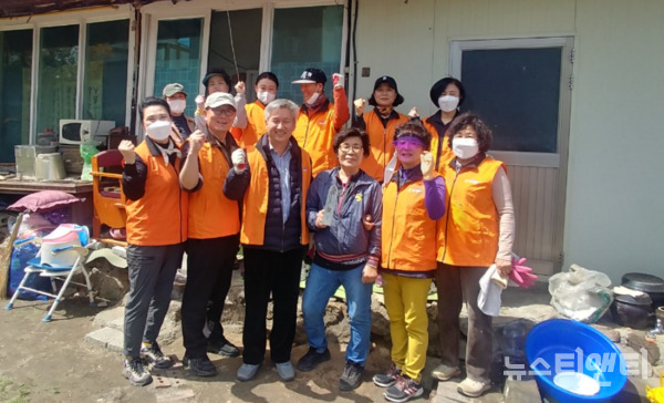 대전 대덕구 덕암동 복지만두레가 홀몸 어르신 가정을 방문해 청소 및 정리 정돈 봉사활동에 나섰다. (사진=행사 기념 촬영 / 대덕구 제공)