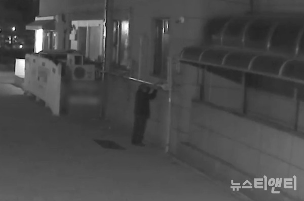 대전둔산경찰서는 지난 11일 서구 일대 상가와 빌라 및 주택의 도시가스 밸브를 고의로 잠그고 손괴한 혐의로 60대 남성 A 씨를 구속 송치헸다고 밝혔다. (사진=CCTV에 찍힌 범행현장 / 둔산서 제공)