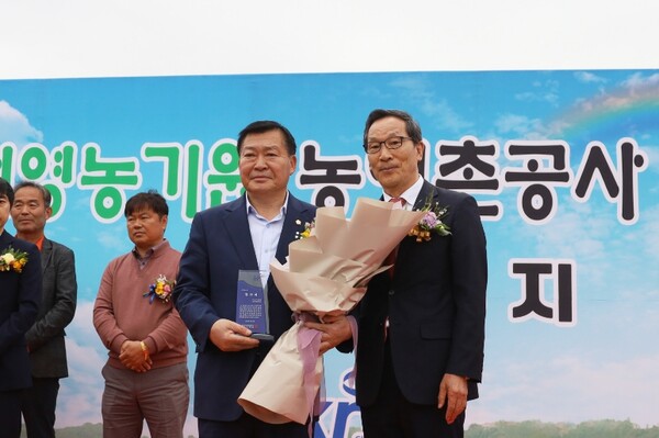 김맹호 서산시의회 의장은 지난 21일 이병호 한국농어촌공사 사장으로부터 감사패를 수상했다고 밝혔다. / 서산시의회 제공