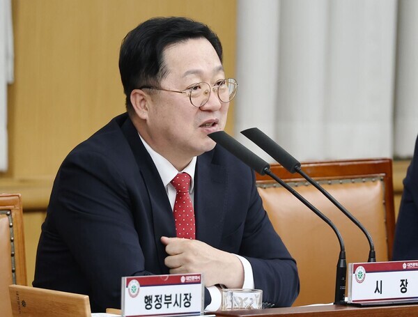 이장우 대전시장이 도시철도 2호선 트램 건설을 위한 총사업비 협의 조정에 힘쓴 직원들의 노고를 격려했다. / 대전시 제공