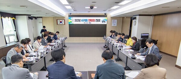 대전 서구의회는 26일 서구청 장태산실에서 의정현안을 협의하고 소통하기 위해 전체의원 간담회를 개최했다. / 대전 서구의회 제공