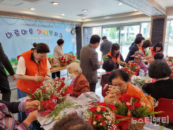 대전 중구 석교동 복지만두레 회원들은 지난 28일 지역 어르신과 카네이션 꽃꽂이를 만들며 효의 의미와 세대간 소통의 시간을 보냈다. / 중구 제공