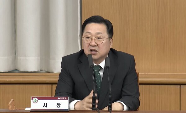 이장우 대전시장이 더불어민주당이 제기한 ‘도시철도 2호선 트램 사업비 과대포장’ 논란에 대해 불편한 기색을 드러냈다. / 대전시 유튜브 캡쳐