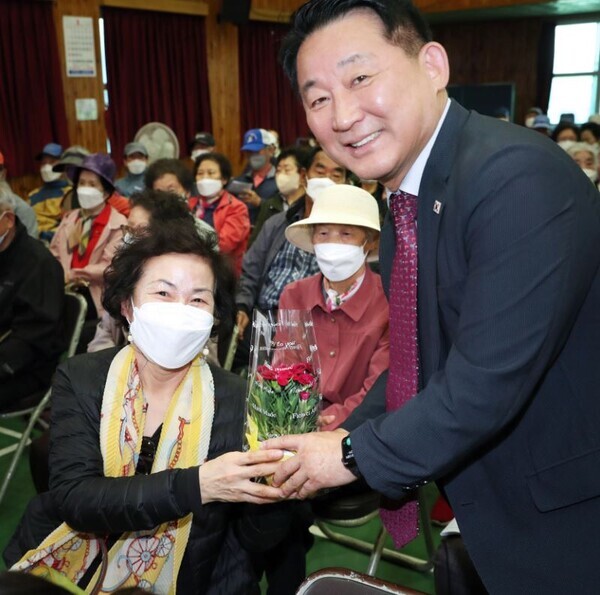 대전 서구는 8일 어버이날을 맞아 관내 독거노인 9000여 세대와 경로당 213곳에 카네이션을 전달했다고 밝혔다. / 대전 서구 제공