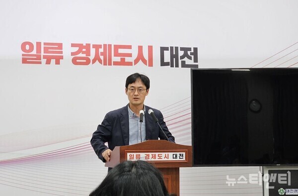 고현덕 대전시 건설교통국장이 9일 시청 대회의실에서 기자회견을 열고 타슈 확충 및 운영개선 계획에 대해 설명하고 있다. / 뉴스티앤티