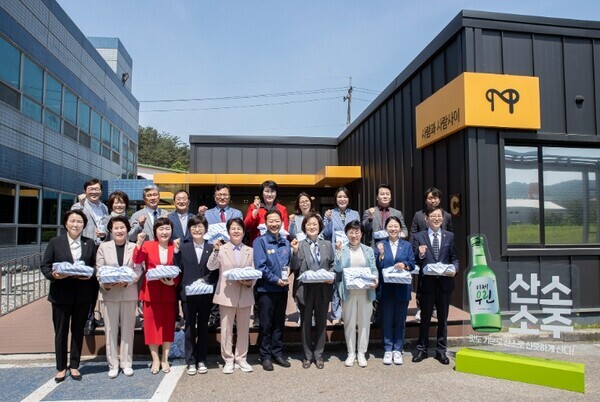 대전 서구의회는 11일 서구 향토기업 ㈜맥키스컴퍼니를 방문했다(사진 첫번째 줄 왼쪽부터 최병순·최미자·서지원·신혜영·정현서 의원, 김규식 ㈜맥키스컴퍼니 대표, 전명자 의장, 손도선·서다운·박용준·홍성영·강정수·최지연·신현대·정인화·정홍근·오세길·조규식·신진미 의원, 송영보 의회사무국장.) / 대전 서구의회 제공