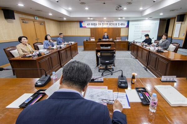 대전 서구의회는 11일 행정자치위원회 회의실에서 의원연구단체인 서구 자치법규연구회가 5월 월례회를 개최하고, 서구 자치법규정비 연구용역 중간보고회와 세미나를 진행했다고 밝혔다. / 대전 서구의회 제공