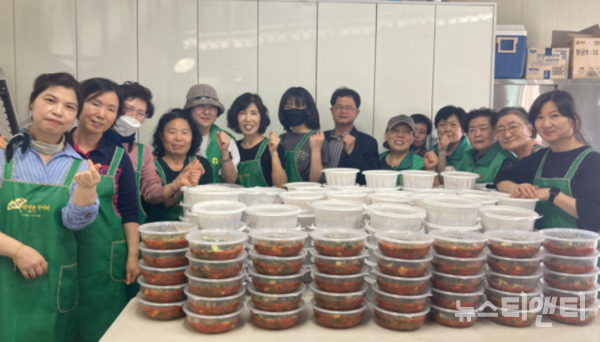 대전 중구 은행선화동는 11일 새마을부녀회가 밑반찬을 만들어 독거노인 등 저소득 가정 100가구에 전달하고 안부를 살폈다고 밝혔다. (사진=행사 기념 촬영 / 중구 제공)