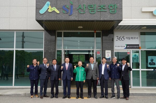 더불어민주당 어기구 의원은 12일 남성현 산림청장을 당진시로 초청해 산림조합 등 관계자들과 지역의 현안 및 애로사항을 전달하고, 당진시 산불피해 현장을 함께 점검했다고 밝혔다. / 어기구 의원 제공