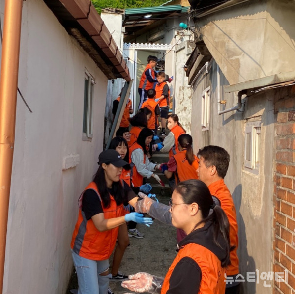 대전 중구 부사동은 지난 13일 하모니 봉사단 회원 60여 명이 난방 취약계층을 위한 사랑의 연탄배달 봉사활동을 진행했다고 밝혔다. / 중구 제공